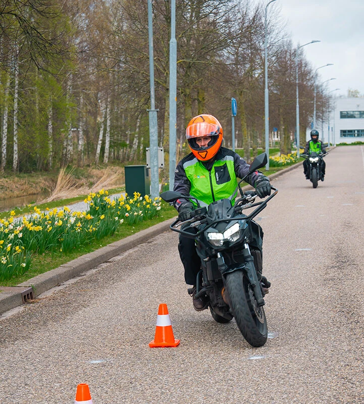 Leerling met motorrijles doet oefeningen om zijn motorrijbewijs te behalen bij Rijschool Caland in Amsterdam.