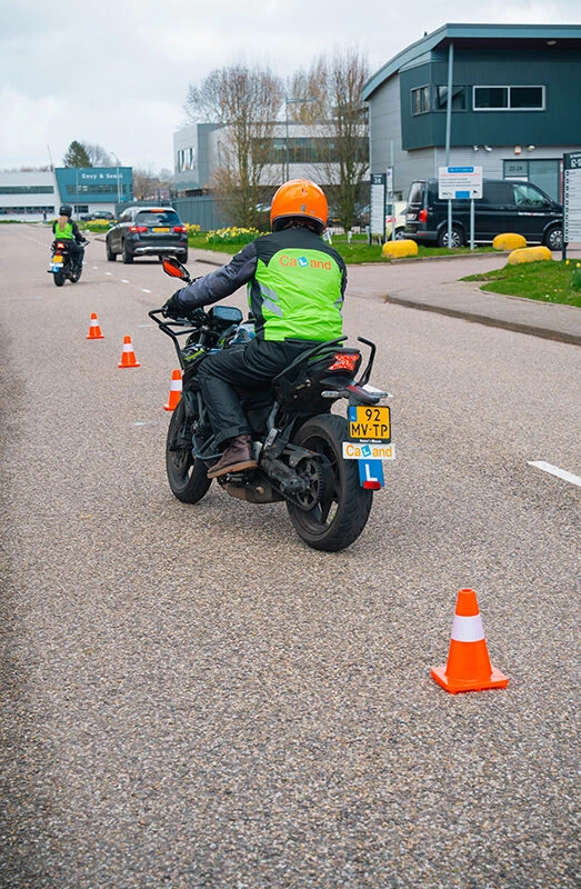 Leerling tijdens zijn motorrijles bij Rijschool Caland in Amsterdam.