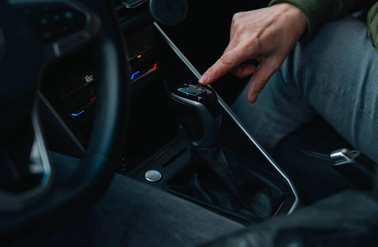 Instructeur legt versnellings pook uit aan student van Rijschool Caland Amsterdam.